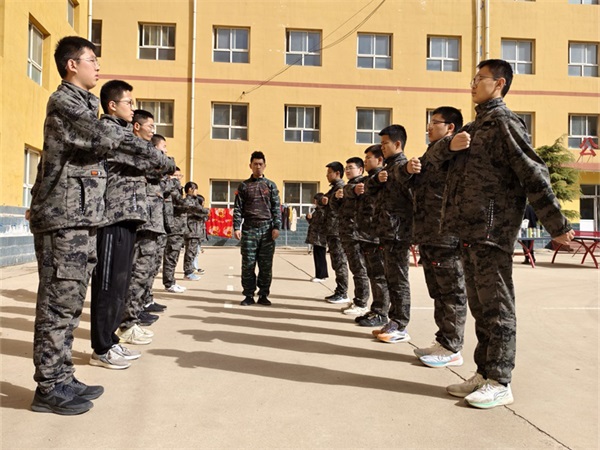 叛逆期教育学校(家长必须把握叛逆孩子三个方面)